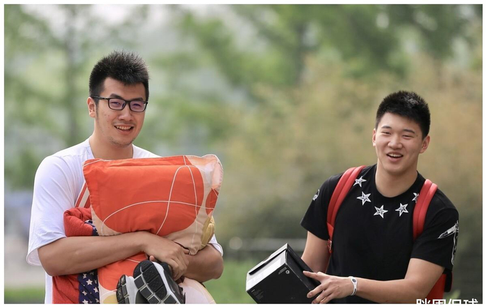 关于今晨埃因霍温调整名单以备CBA季后赛，造点机会环节打磨，悬念犹存，临场指挥获称赞的信息