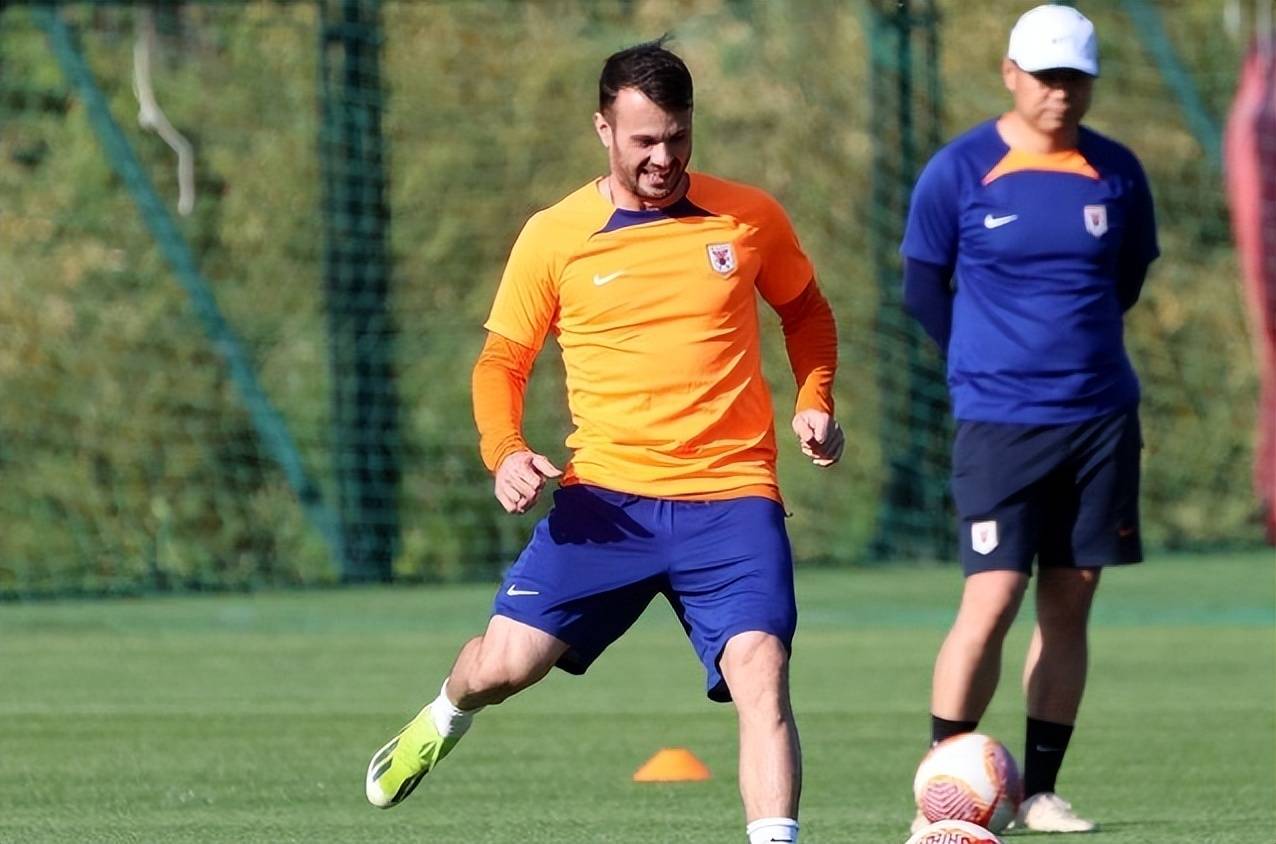 清晨荷甲传出新动向，国际米兰官宣签约，管理层表态——目标明确，年轻球员得到机会的简单介绍