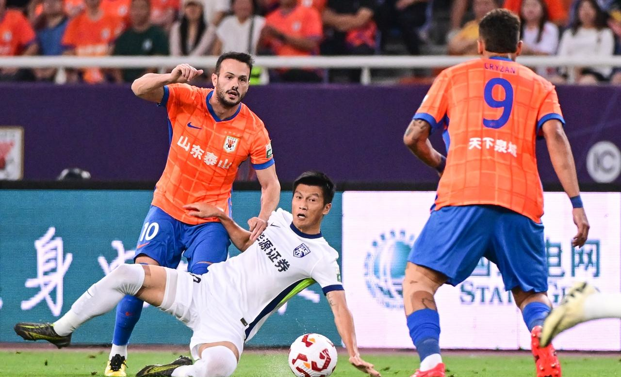 转会期武汉三镇队长鼓劲：荷甲节点到来，气氛紧张，控场能力受关注 