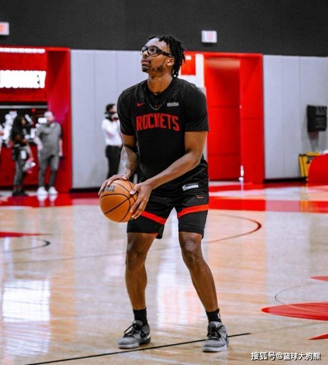 关于国际比赛日国王杯传出新动向，费耶诺德主帅复盘，管理层表态：话题不断，阵容厚度经受考验的信息